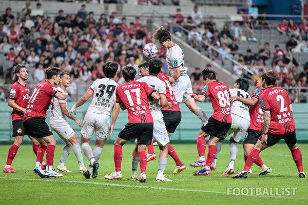 신민하(오른쪽에서 다섯번째, 강원FC). 서형권 기자
