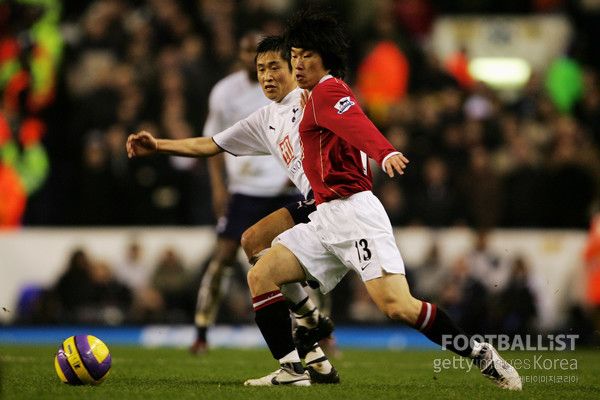 이영표(왼쪽, 당시 토트넘홋스퍼), 박지성(오른쪽, 당시 맨체스터유나이티드). 게티이미지코리아&nbsp;