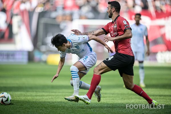 어정원(왼쪽, 포항스틸러스), 술라카(오른쪽, FC서울). 서형권 기자