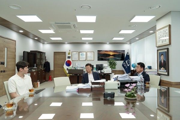 김지수(왼쪽부터, 브렌트퍼드), 신상진 성남FC 구단주, 김영하 성남FC 대표이사. 성남FC 제공