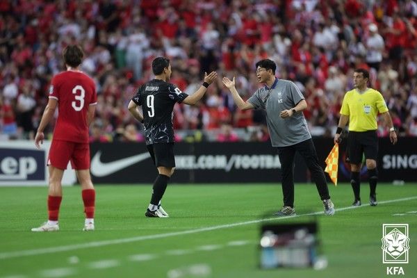 주민규(가운데 왼쪽), 김도훈 감독(이상 남자 축구대표팀). 대한축구협회 제공