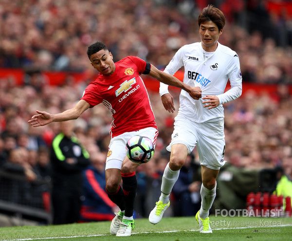 2018년 3월 31일, 린가드와 기성용이 올드 트래퍼드에서 열린 맨체스터유나이티드와 스완지시티의 경기에서 경합하고 있다. 게티이미지코리아