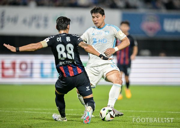 이용(왼쪽, 수원FC), 주민규(오른쪽, 울산HD). 서형권 기자