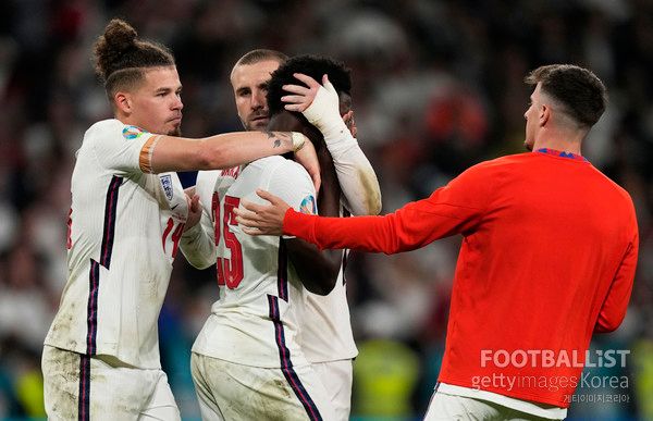 유로 2020 결승전에서 승부차기에 실축한 부카요 사카(가운데, 잉글랜드). 게티이미지코리아