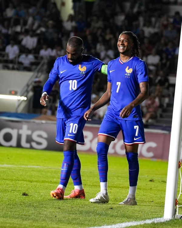 알렉상드르 라카제트(왼쪽), 마이클 올리세(이상 프랑스 올림픽 남자 축구대표팀). 프랑스 축구대표팀 X(구 트위터) 캡처