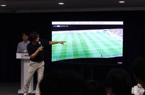 한국축구기술철학(MIK) 워크숍에 참석한 홍명보 남자 축구대표팀 감독. 대한축구협회 제공