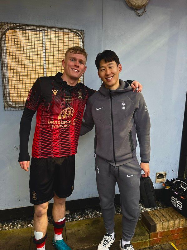 벤 크롬튼(왼쪽, 탬워스), 손흥민(토트넘홋스퍼). 벤 크롬튼 X 캡처