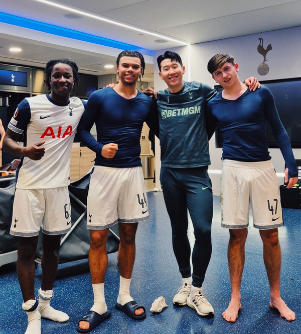 오인다몰라 아자이(왼쪽부터), 데인 스칼렛, 손흥민, 마이키 무어(이상 토트넘홋스퍼). 손흥민 인스타그램 캡처