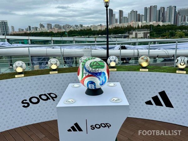 역대 아디다스 공인구 전시. 김진혁 기자