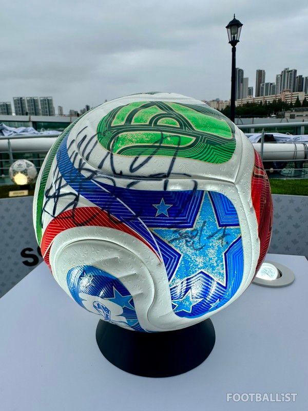 손흥민 사인이 적힌 트리온다. 김진혁 기자