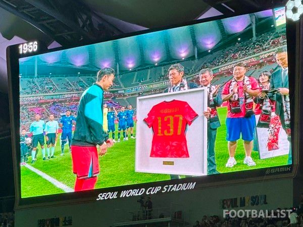 차범근 전 감독으로부터 기념 액자를 받는 손흥민. 김진혁 기자