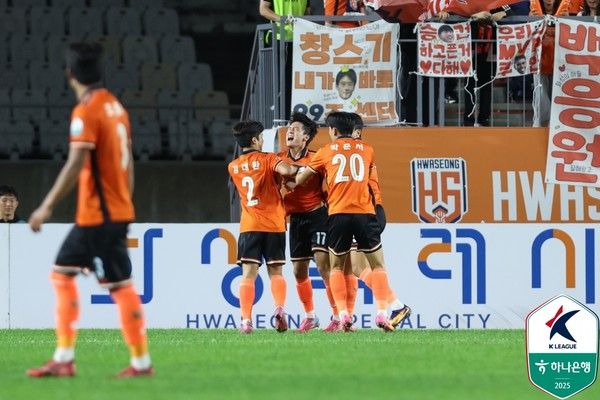지난 11일 충북청주FC와 홈경기에서 득점 후 기뻐하는 화성FC 선수들. 한국프로축구연맹 제공