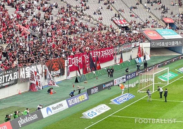 경기 후 서울 팬들에게 인사하는 기성용. 김희준 기자