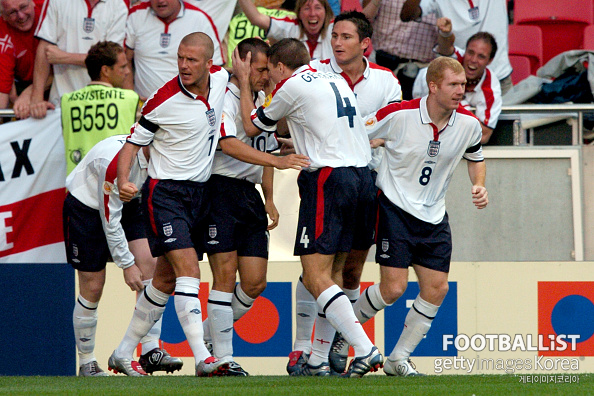 유로2004 8강 포르투갈전에서 오웬의 골을 축하하고 있는 스램제 3인. 루니와 베컴의 모습도 보인다. (사진=게티이미지코리아)