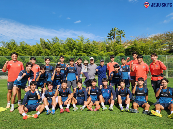 토비아스 누베마이어 전 호펜하임 U19 감독이 참여한 제주SK U18 훈련. 제주SK 제공