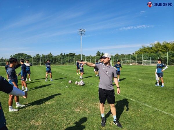 토비아스 누베마이어 전 호펜하임 U19 감독이 참여한 제주SK U18 훈련. 제주SK 제공