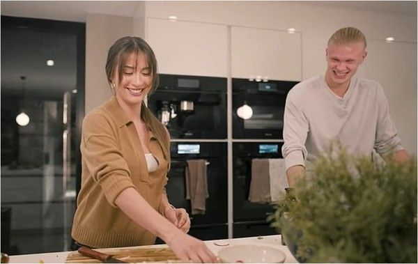 여자 친구와 영국에서 삶을 자신의 유튜브 채널로 공개한 홀란