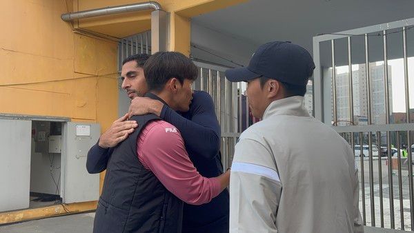 경기 전 수원종합운동장에서 만나 화해의 포옹을 하는 싸박(왼쪽, 수원FC)과 이창민(제주SK). 제주SK 제공