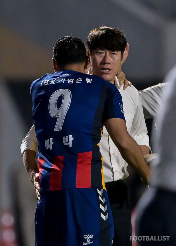싸박(왼쪽), 김은중 감독(이상 수원FC). 서형권 기자