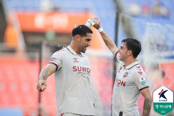 싸박(왼쪽), 안드리고(이상 수원FC). 한국프로축구연맹 제공