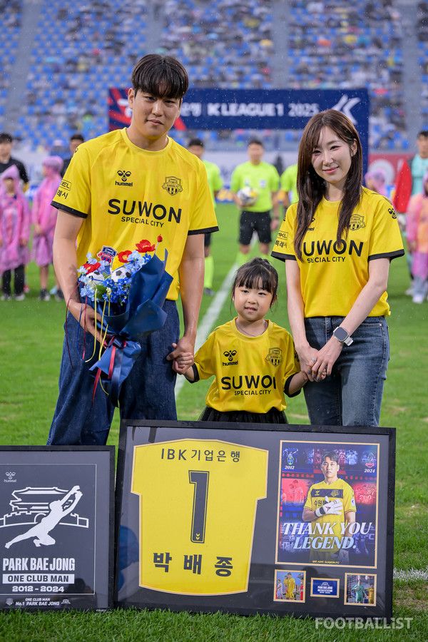가족과 함께 은퇴 기념 사진을 찍은 박배종(왼쪽, 수원FC). 서형권 기자