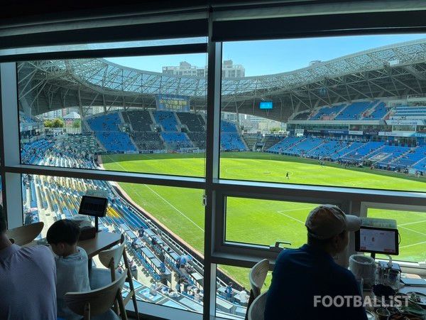 인천축구전용경기장 근처 치킨집의 경기장 전경. 김희준 기자