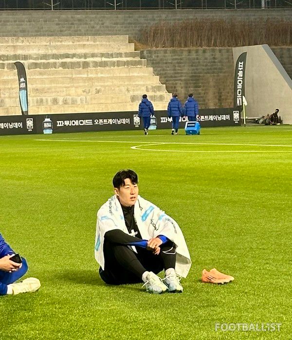 이재성을 기다리는 손흥민. 김진혁 기자