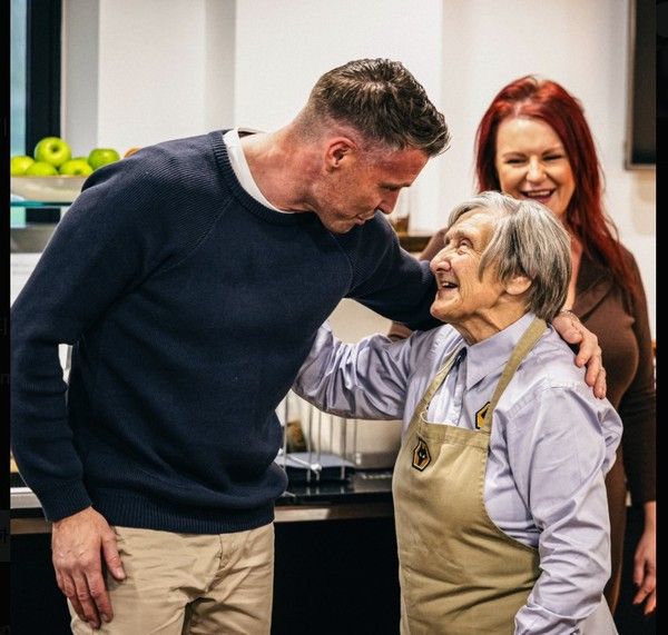 롭 에드워즈 울버햄턴원더러스 감독. 울버햄턴 X 캡처