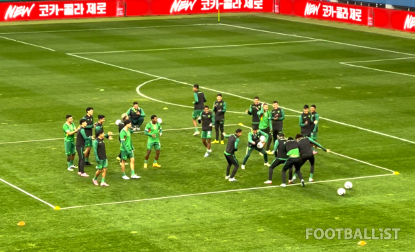 '짝짓기 훈련' 벌칙으로 춤을 추는 볼리비아 선수들(오른쪽 아래). 김희준 기자