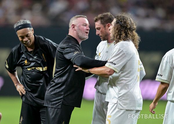 웨인 루니(왼쪽에서 두번쨰, FC스피어), 카를레스 푸욜(오른쪽, 실드 유나이티드). 서형권 기자