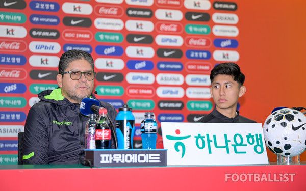 오스카르 비예가스 감독(왼쪽), 미겔 테르세로스(이상 볼리비아). 서형권 기자
