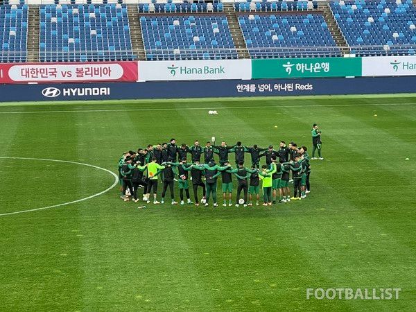 훈련 전 단체 기도를 드리는 볼리비아 선수단. 김희준 기자