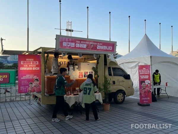 이재성의 A매치 100경기 기념 딸기라떼 커피차. 김희준 기자