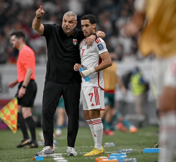 코스민 올러로이루 감독(왼쪽), 알리 살레(이상 아랍에미리트). 아랍에미리트 축구협회 인스타그램 캡처