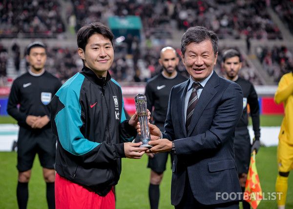 이강인(왼쪽), 정몽규 축구협회장(오른쪽). 서형권 기자