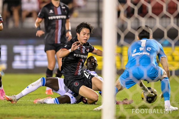 장시영(왼쪽), 김형근(오른쪽, 부천FC), 바로우(가운데, 인천 유나이티드). 서형권 기자&nbsp;