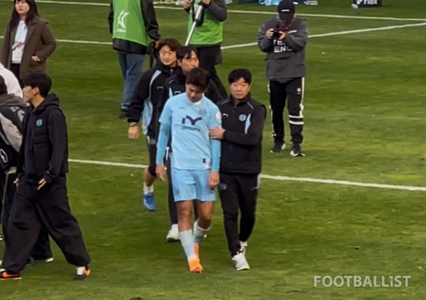 황재원(가운데 왼쪽), 김병수 감독(이상 대구FC). 김희준 기자