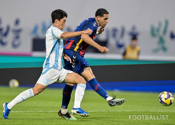 싸박(오른쪽, 수원FC). 서형권 기자