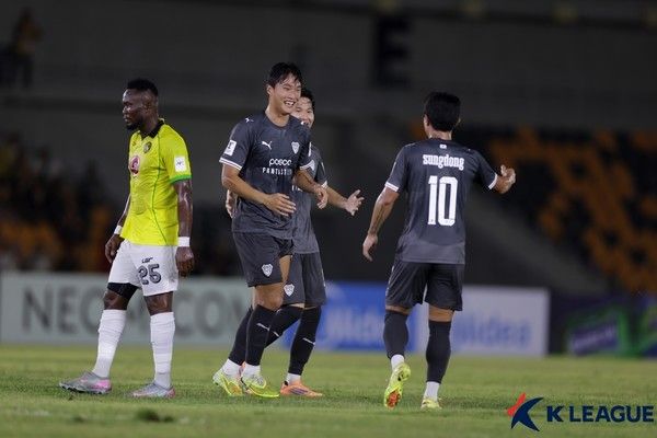 안재준(가운데, 포항스틸러스). 한국프로축구연맹 제공