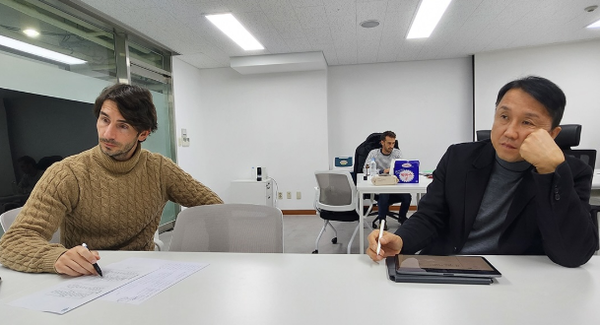 파주 프런티어FC 초대 감독 제라느 누스 카사노바(왼쪽)와 황보관 단장. 구단 인스타그램.