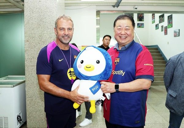 바르셀로나 한지 플릭 감독을 만난 김경일 파주 프런티어FC 구단주. 파주시 제공