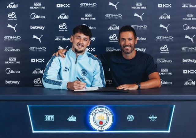 맨체스터시티의 제임스 트래포드와 우구 비아나 단장. 맨체스터시티 홈페이지 캡처