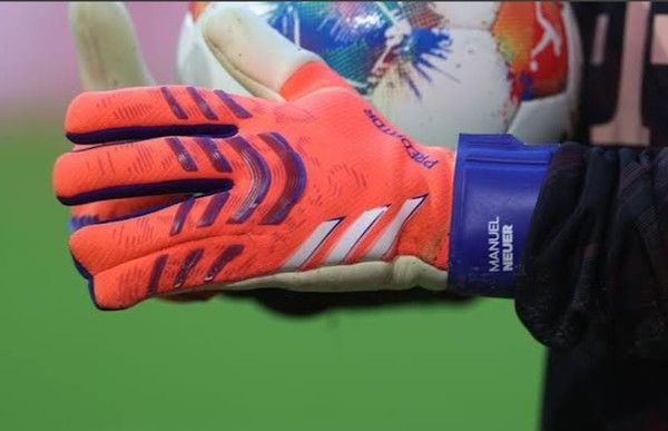 마누엘 노이어의 골키퍼 장갑. '빌트' 캡처