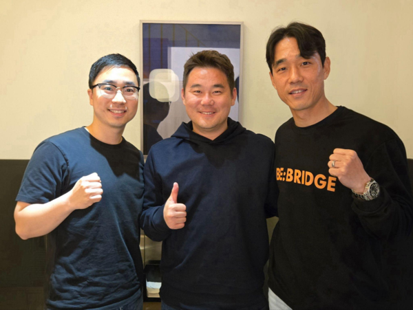 강남구(왼쪽부터), 김태륭, 박주영 공동 구단주(이상 TNTFC). TNTFC 제공