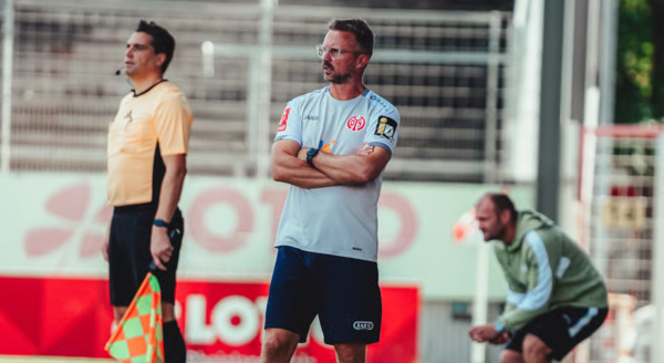 베냐민 호프만 마인츠 임시 감독(가운데). 마인츠 홈페이지 캡처