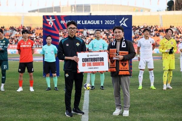 김승현 통역사(왼쪽, 강원FC). 강원FC 제공