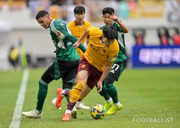 변준수(가운데, 광주FC). 서형권 기자