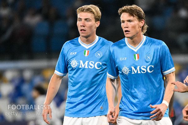 라스무스 호일룬(왼쪽)과 스콧 맥토미니(이상 나폴리). 게티이미지코리아