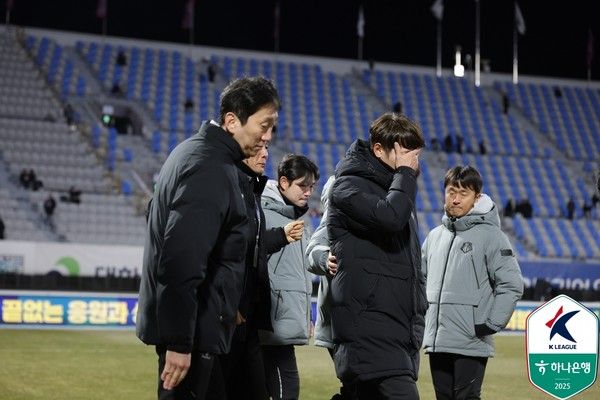 좌절한 김은중 수원FC 감독과 코칭 스태프들. 한국프로축구연맹 제공