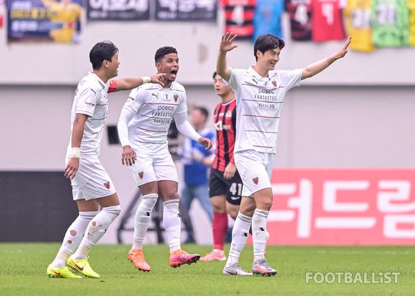 기성용(오른쪽, 포항스틸러스). 서형권 기자